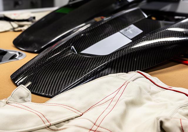 Detail van brandwerende racekleding en koolstofvezel beschermdelen in een pitruimte